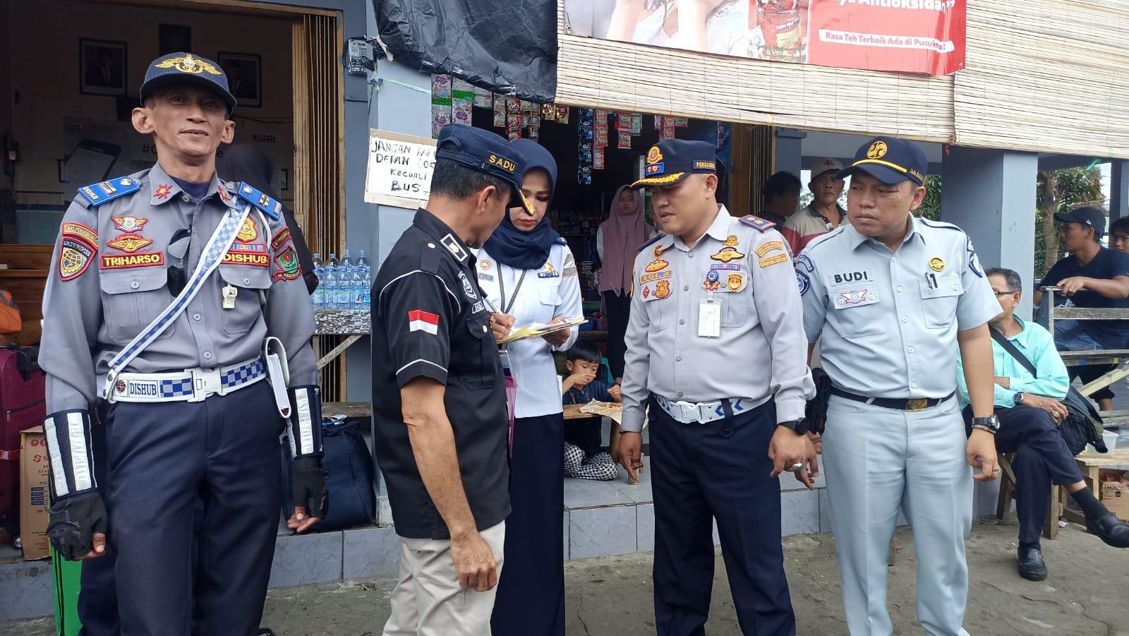 Jelang Nataru, Petugas Terminal Simpang Nangka Curup Rejang Lebong Rutin Cek Armada Bus