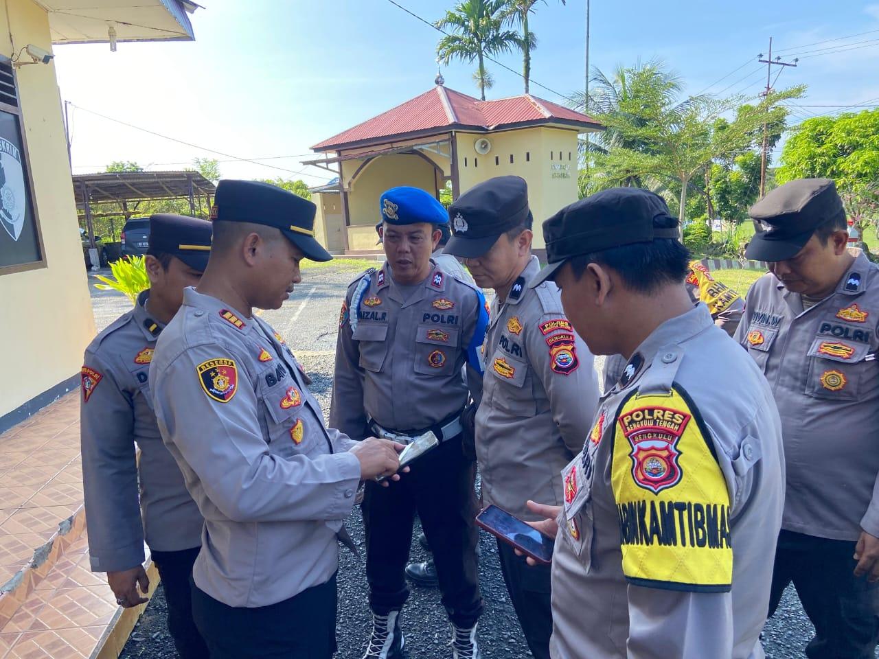 Razia-ponsel-petugas-kepolisian-di-Polsek-Talang-empat-cegah-judi-online.jpg