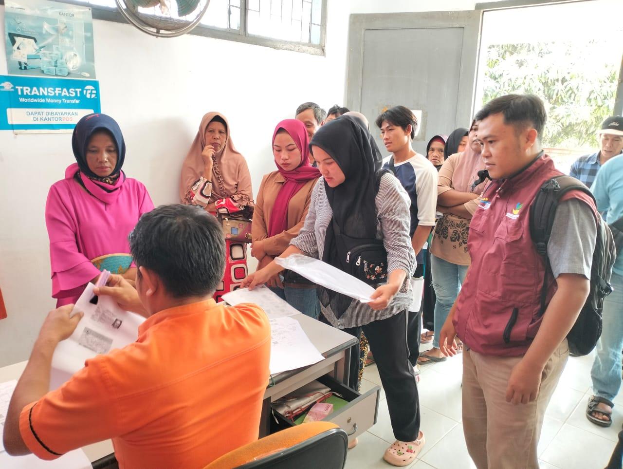 Ribuan-KPM-antri-pencarian-PKH-tahap-III-di-kantor-Pos-Kepahiang.jpg