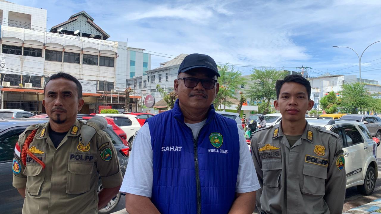 Sahat-M-Situmorang-Kepala-Dinas-Sosial-Kota-Bengkulu-ketika-diwawancarai.jpg