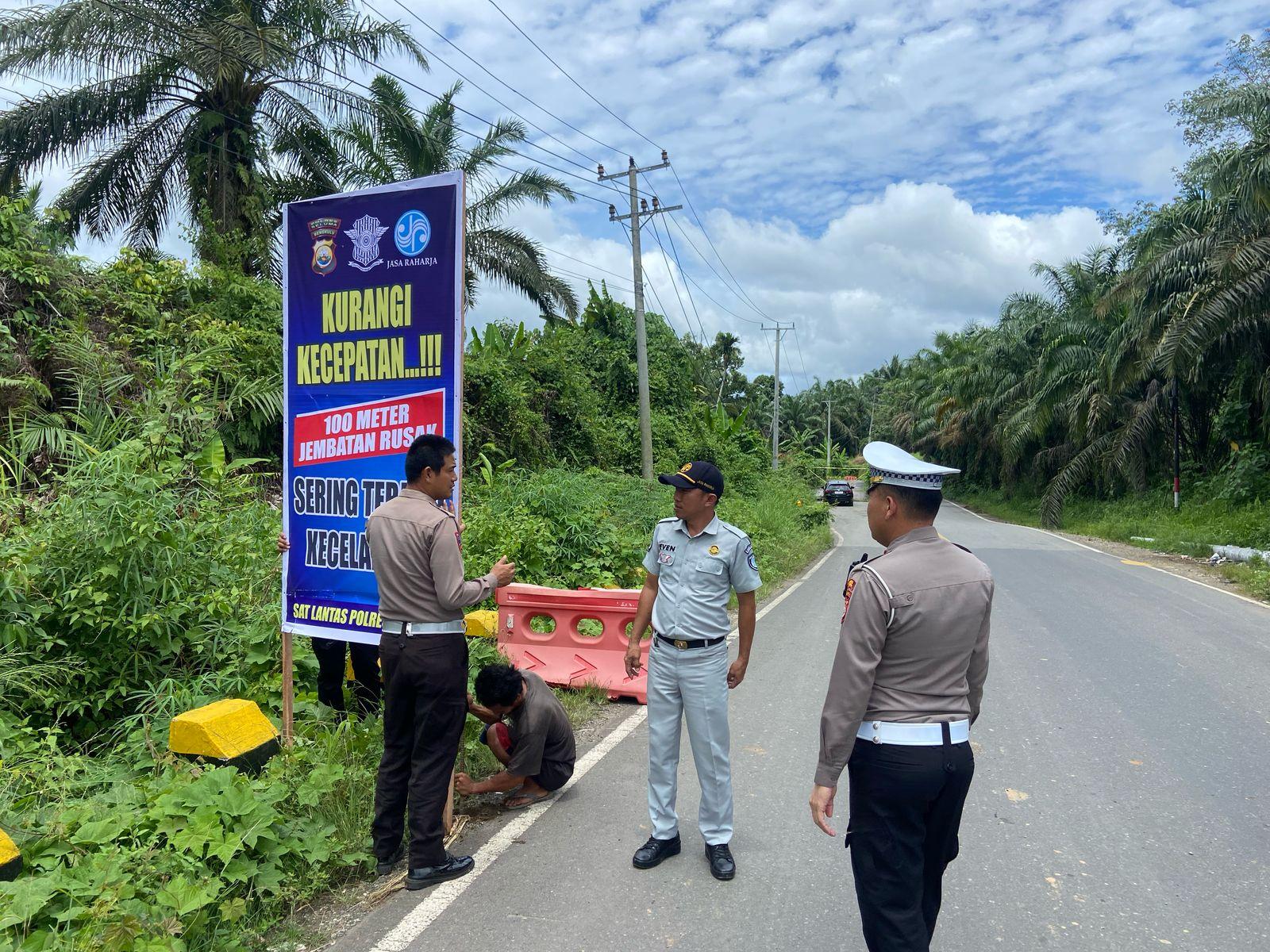 Satlantas-seluma-pasang-spanduk-jelang-mudik.jpg