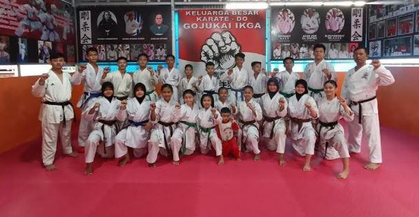 Sensei-dan-para-murid-yang-berlatih-di-GOJUKAI-IKGA-Bengkulu-saat-usai-melakukan-latihan-rutin.jpg