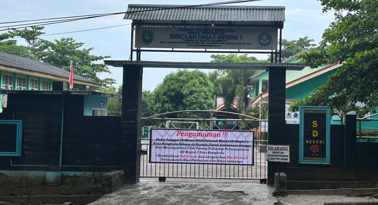 Spanduk-protes-di-SDN-1-Kota-Bengkulu-Kamis-1432024.jpg