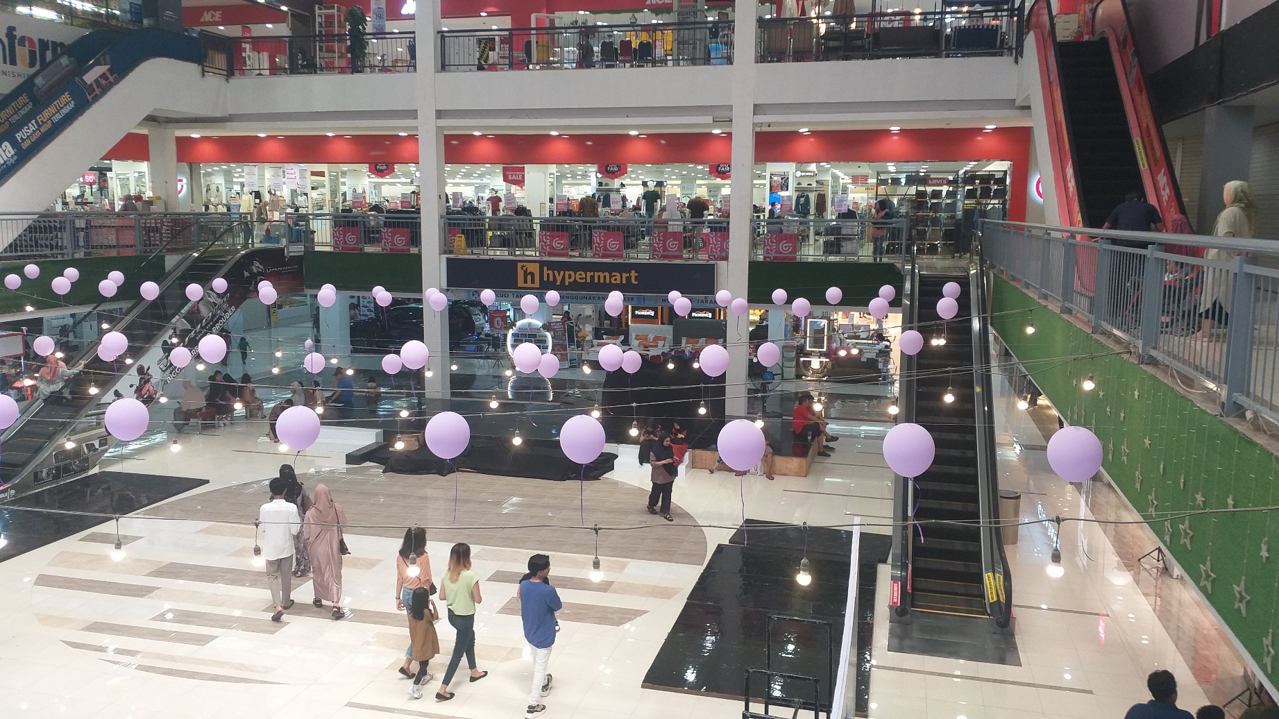 Suasana-di-salah-satu-mal-di-Kota-Bengkulu-Kamis-2962023.jpg