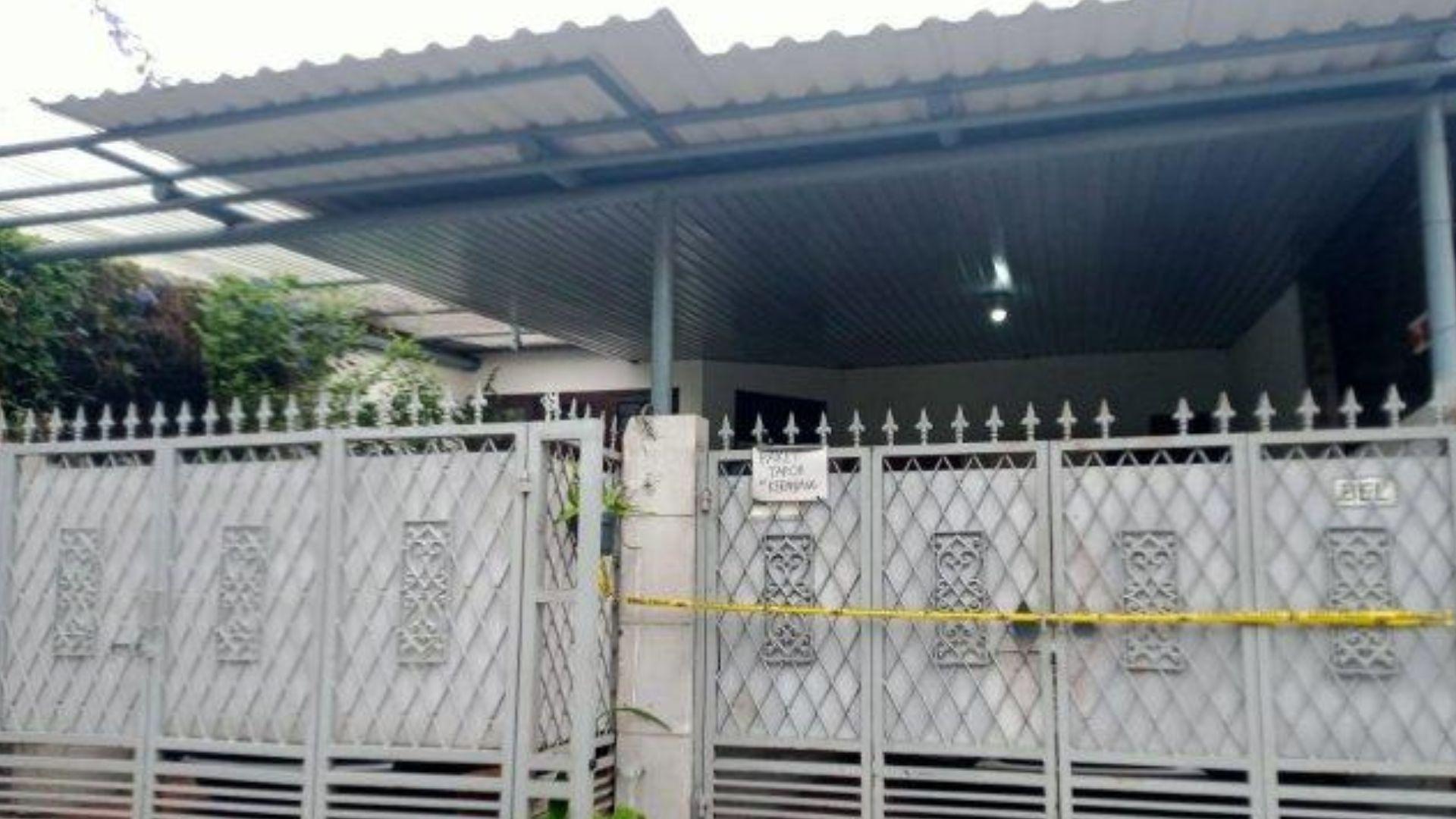TKP-rumah-siswa-SMA-bunuh-ayah-dan-nenek-di-Perumahan-Taman-Bona.jpg
