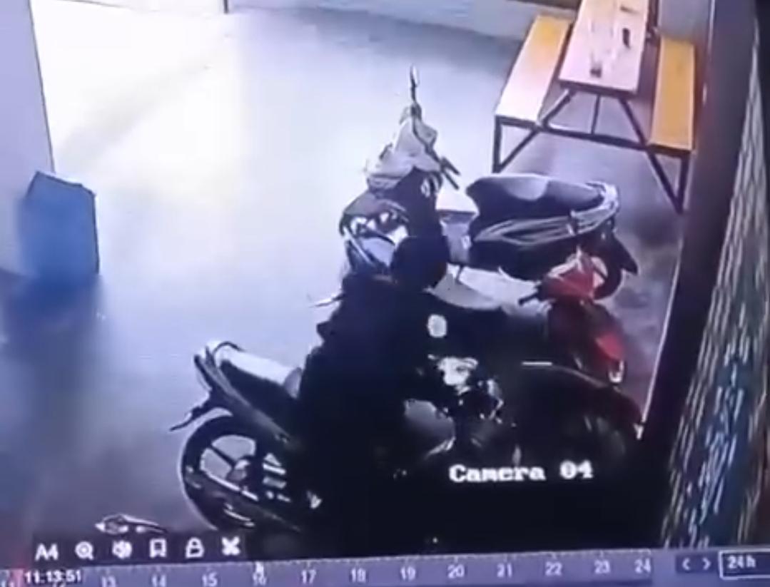 Belum Sebulan, 2 Kali Terjadi Pencurian Motor di Masjid Bengkulu Selatan, Aksi Pelaku Terekam CCTV