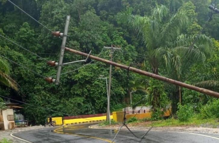 Tiang-Listrik-Roboh-Akibat-Longsor.jpg