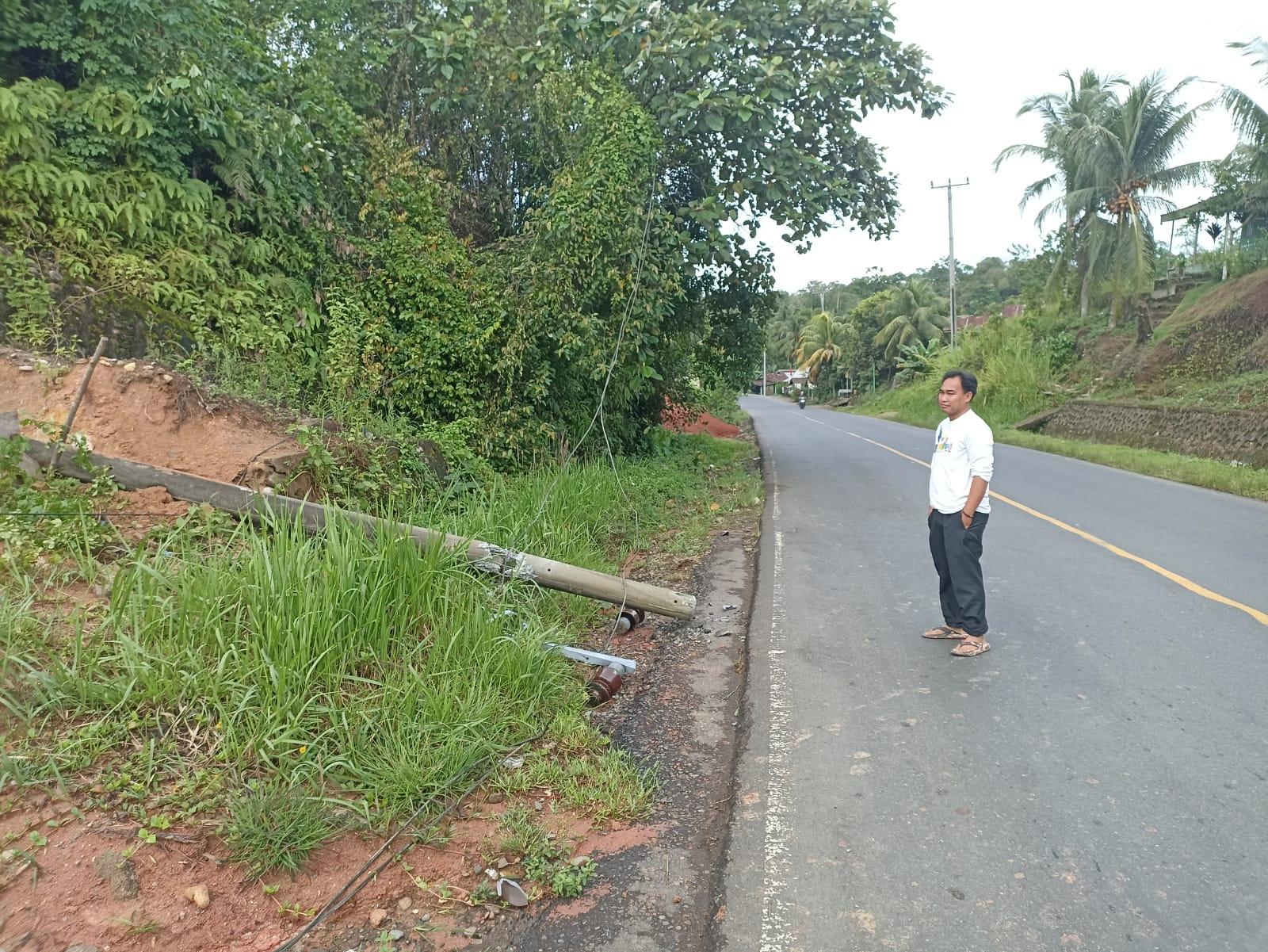 Tiang Listrik Roboh di Bengkulu Tengah, Listrik Padam hingga 5 Jam, Belum Ada Perbaikan