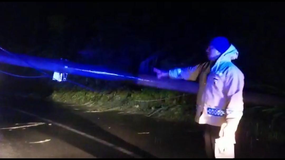 BREAKING NEWS: Jalan Lintas Curup-Lebong Putus, Akibat Tiang Listrik Roboh