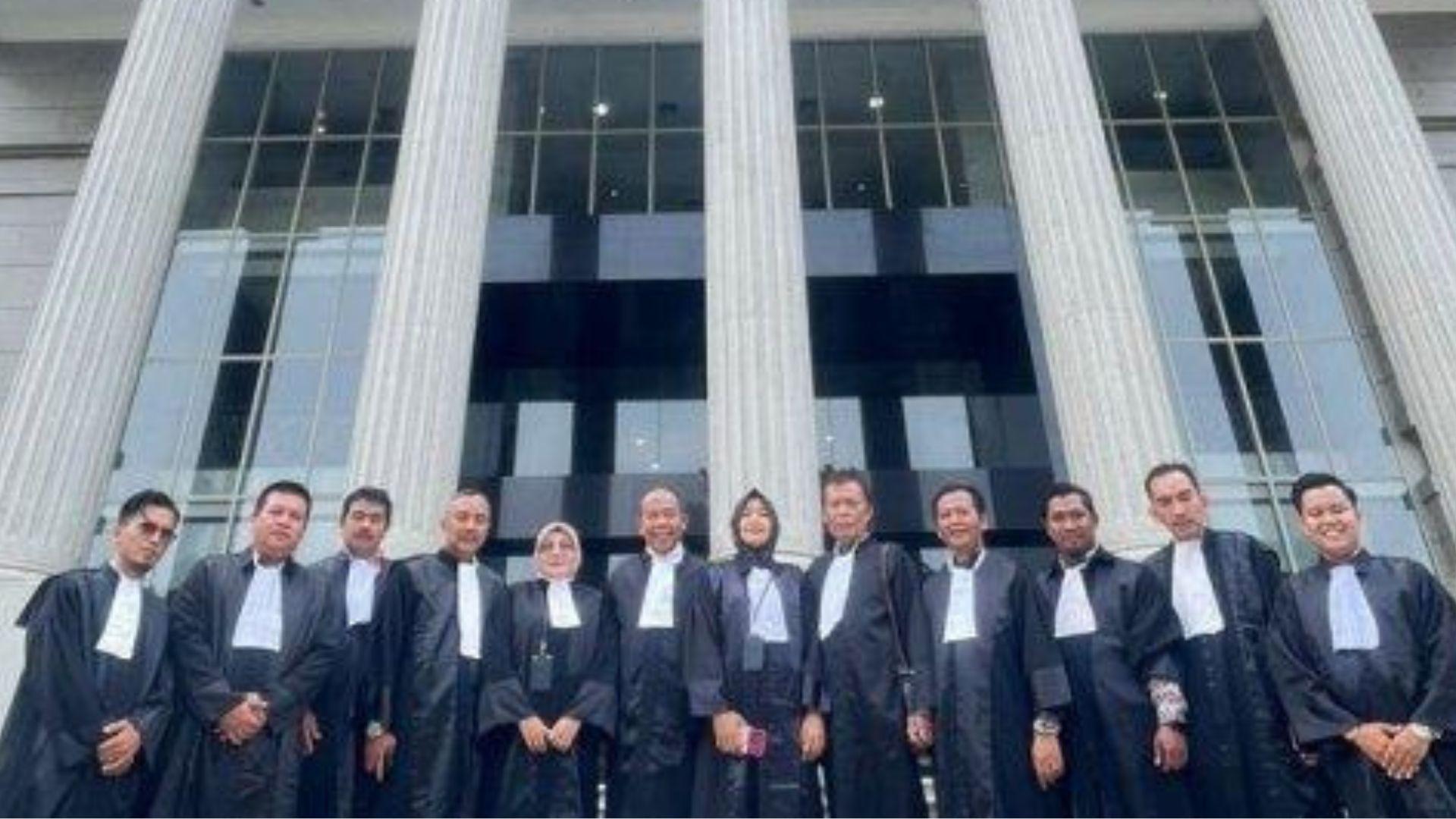 Tim-Kuasa-Hukum-Helmi-Mian-saat-menghadiri-Sidang-Putusan-MK.jpg