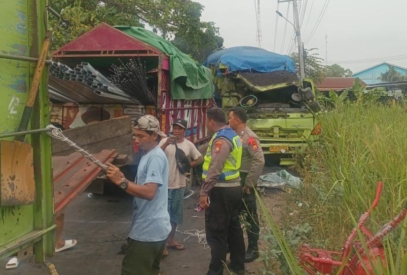 BREAKING NEWS: Adu Kambing Truk Batubara Vs Truk Material Bangunan di Bengkulu, Sopir Truk Tewas