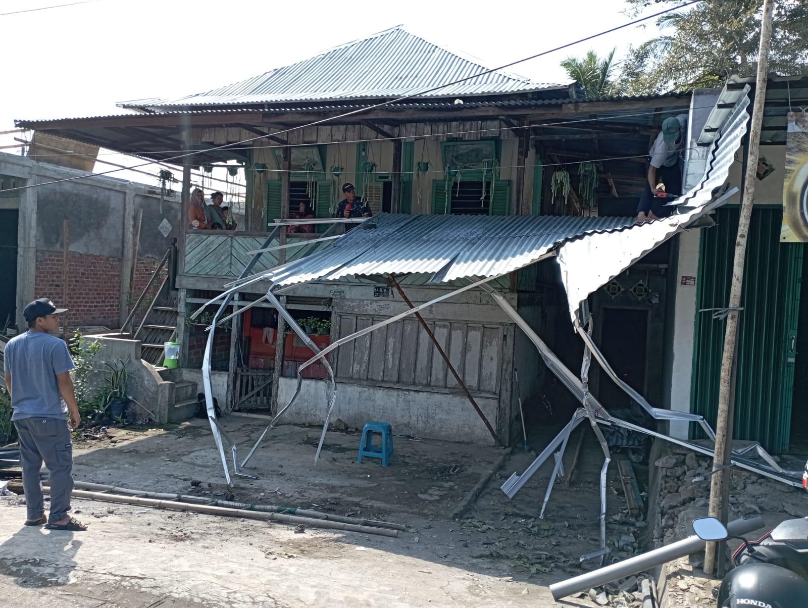 BREAKING NEWS: Mobil Box Tabrak Rumah dan Toyota Rush Milik Warga Kepahiang Bengkulu