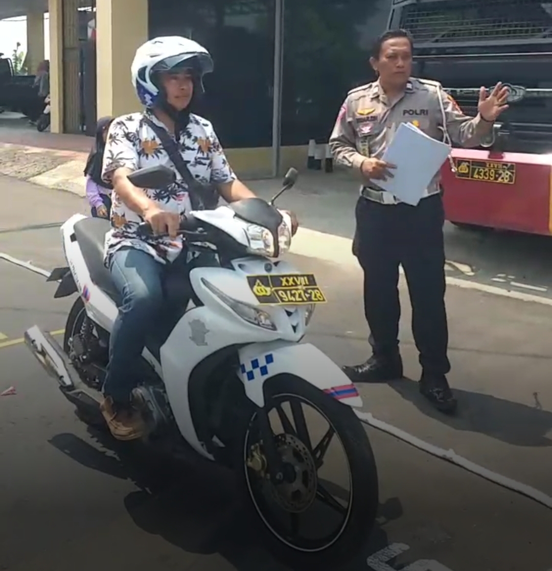 Praktik Ujian SIM C dengan Lintasan S di Polresta Bengkulu, Warga Ini 'Grogi' Dilihatin Petugas