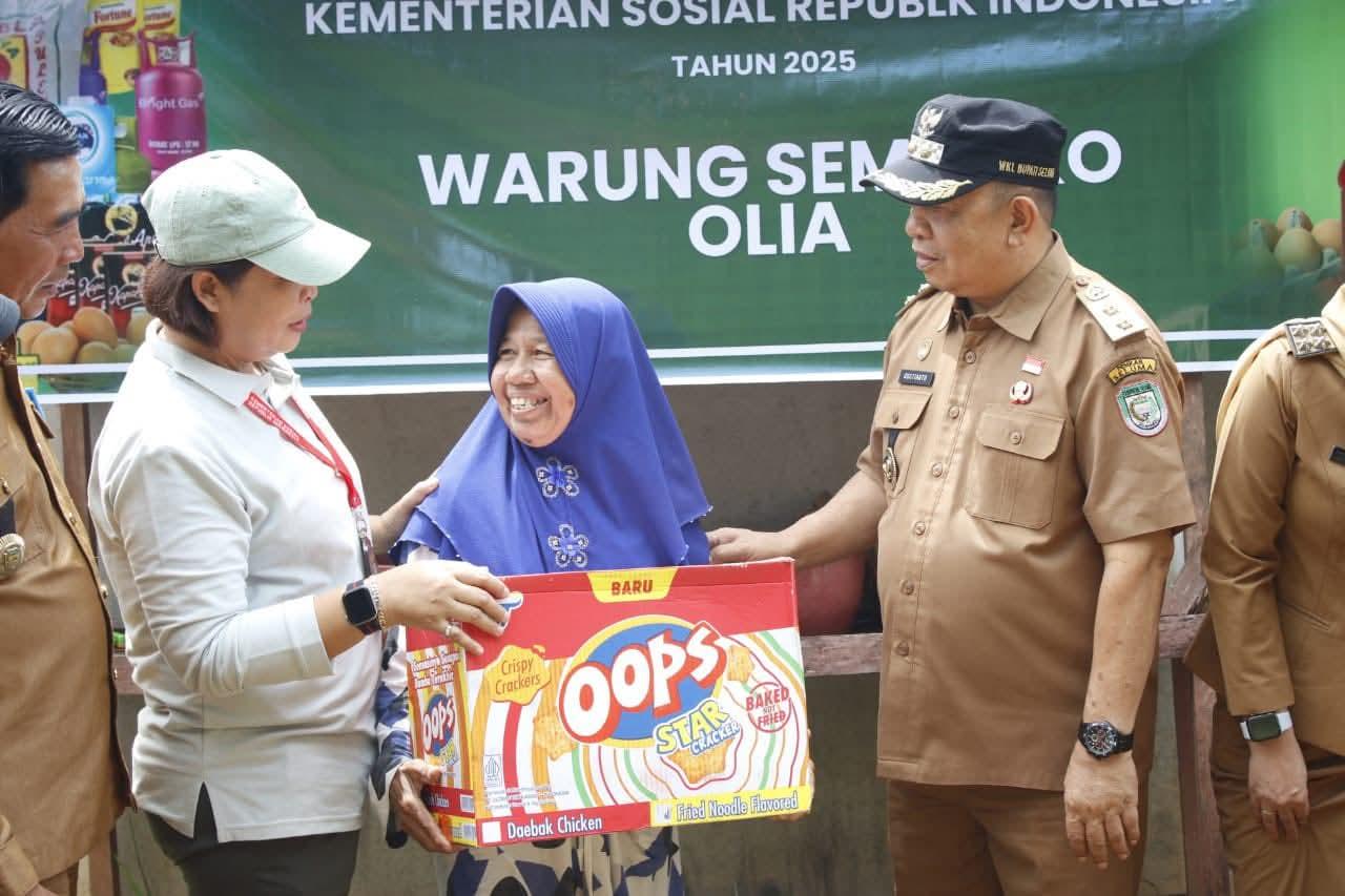 Wabup-Seluma-salurkan-bantua-Kemensos.jpg