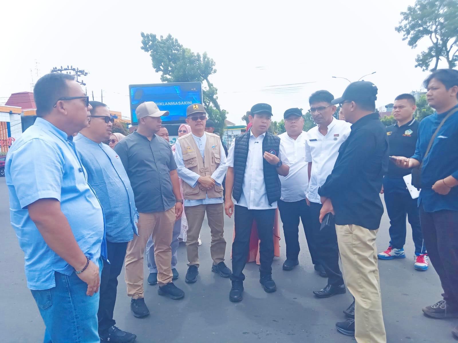 Wali-Kota-Bengkulu-Dedy-Wahyudi-ketika-berada-di-Kawasan-Simpang-Lima-Jumat-732025.jpg