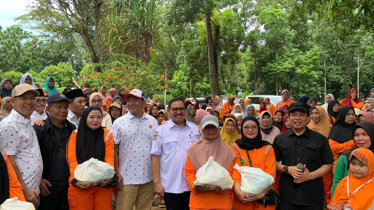 Wali-Kota-Bengkulu-Dedy-Wahyudi-membagikan-bantuan-sembako.jpg