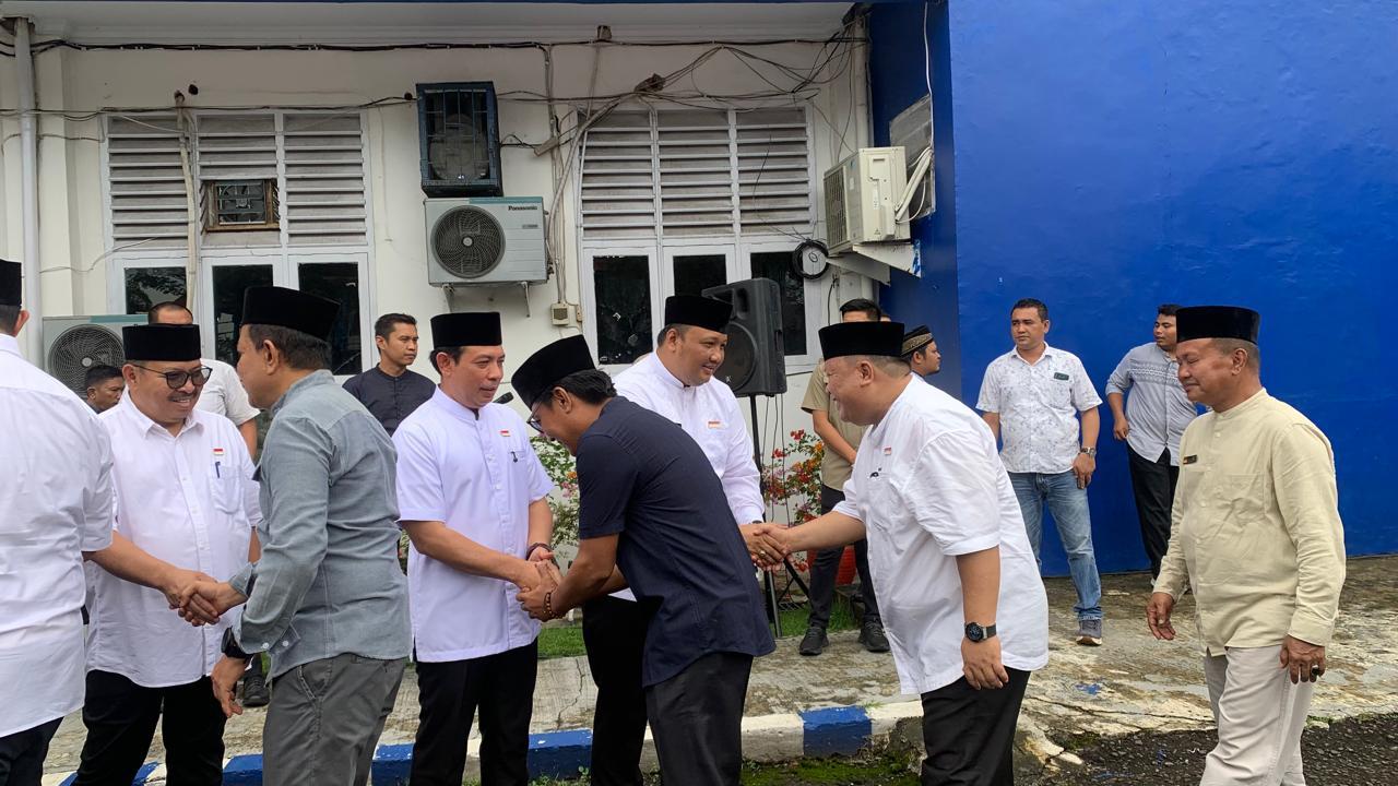Wali-Kota-dan-Wakil-Wali-Kota-Bengkulu-ketika-sedang-bersalam-salaman-dengan-seluruh-OPD.jpg