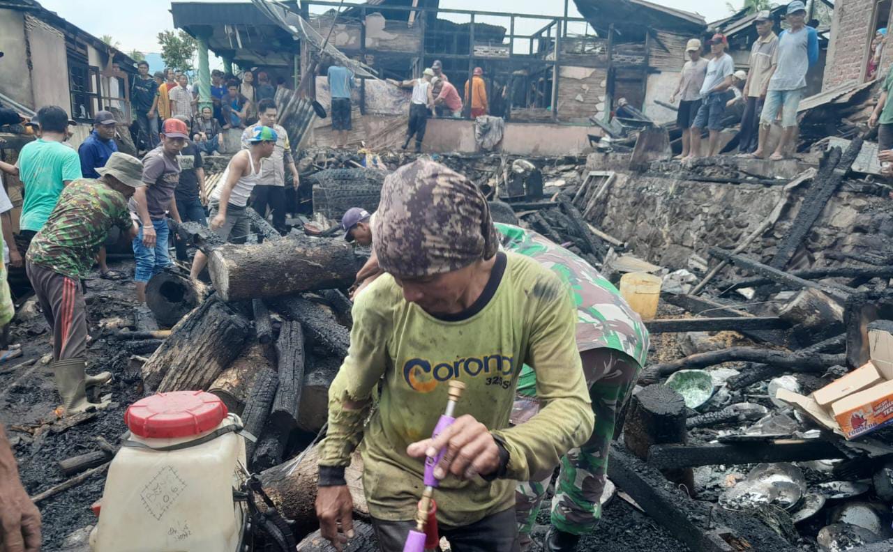 Warga-dibantu-petugas-dari-TNI-Polri-membersihkan-puing-puing-kebakaran.jpg