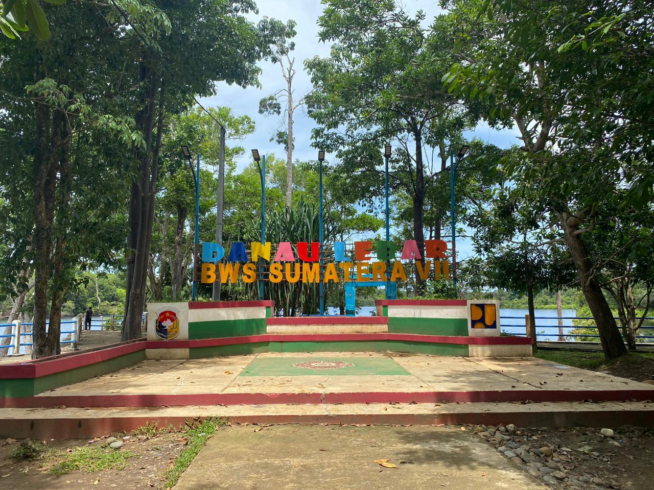 Wisata-Danau-Lebar-Mukomuko-jadi-Tempat-Kemah-di-tengah-Danau.jpg
