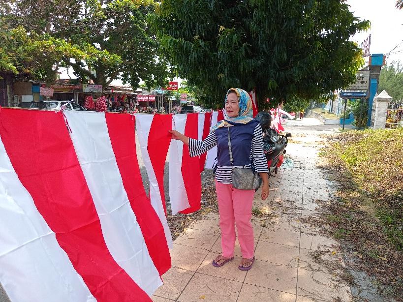 Cerita Yurlis, IRT di Kota Bengkulu Jualan Bendera, Rela Panas-panasan, Cari Uang Tambahan