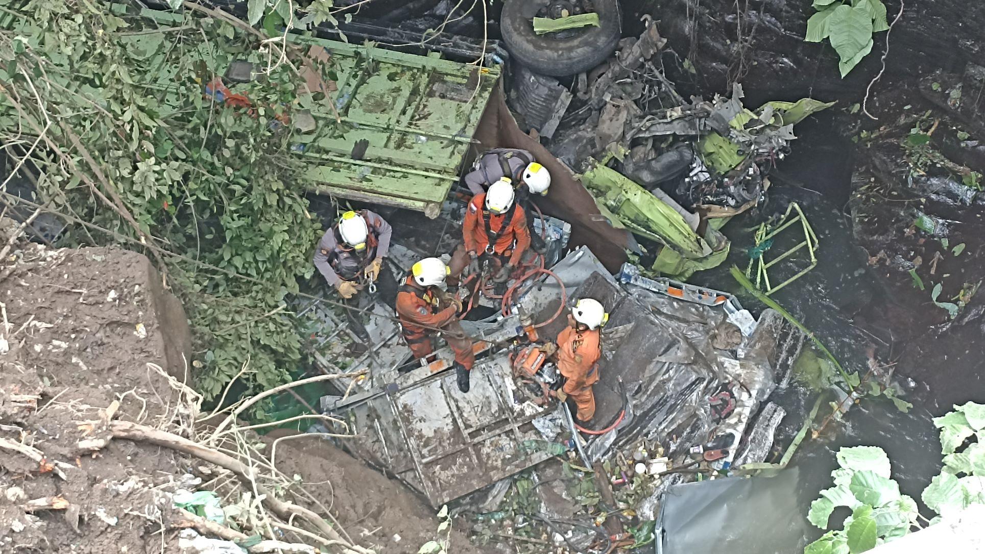 Pencarian Sopir Truk Terjun ke Jurang di Rejang Lebong Terkendala Arus Sungai yang Deras