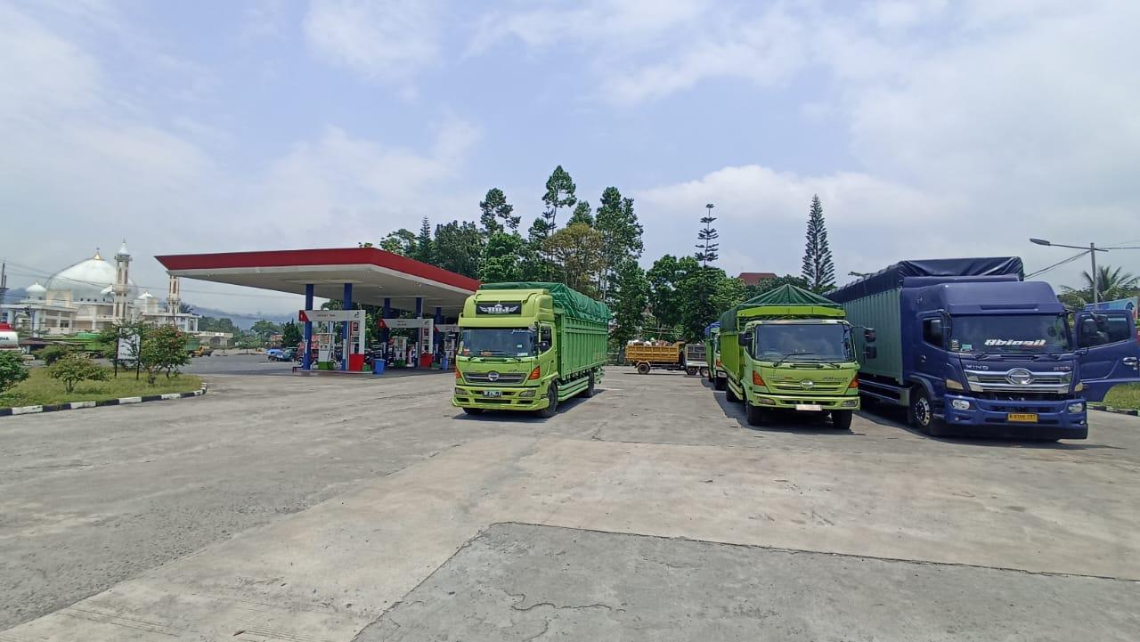 puluhan-Truk-angkutan-barang-di-SPBU-Desa-Kelobak-Kepahiang-Antri-BBM-subsidi-solar.jpg