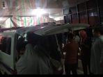 Ambulan-bawa-jenazah-korban-ke-lingkar-barat.jpg