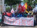 Arti-Referendum-Ratusan-Massa-Geruduk-Kantor-Gubernur-Aceh-Bawa-Spanduk-Bertuliskan-Referendum.jpg