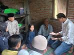 Bupati-Kaur-Gusril-Pausi-mengunjungi-Rica-anak-12-tahun-yang-putus-sekolah.jpg