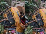 Excavator-Himpit-Kijang-Kapsul-di-Mukomuko.jpg