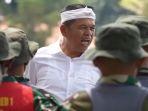 Gubernur-Dedi-Mulyadi-saat-berkunjung-ke-Barak-Militer-Resimen-I-Kostrad.jpg