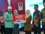 Gubernur-Helmi-serahkan-hadiah-secara-simbolis-ke-pemenang-lomba-desa-wisata-Bengkulu.jpg