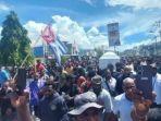 Heboh-Arak-arakan-Jenazah-Lukas-Enembe-Berujung-Ricuh-Massa-Bakar-Mobil-dan-Rusak-Fasilitas-Kantor.jpg