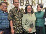 Kedua-orangtua-Bharada-E-bersama-kedua-orang-tua-Nofriansyah.jpg
