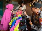 Lusi-Penyandang-Disabilitas-tersenyum-terima-kursi-roda-dari-Kapolres-Mukomuko.jpg