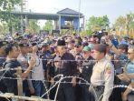 Massa-dari-pihak-Ponpes-Al-Zaytun-saat-menunggu-pendemo-datang.jpg