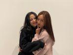 Momen-foto-Hyeri-bersama-dengan-Jisoo-BLACKPINK.jpg