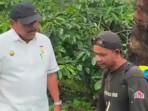 Momen-mian-bercanda-dengan-petani-kopi-di-Rejang-Lebong-saat-cek-pembangun-jalan.jpg