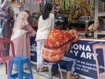 Para-pembeli-saat-mengantre-di-Toko-milik-Ari.jpg