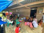 Pemkab-Mukomuko-Berikan-Sembako-kepada-korban-buaya.jpg