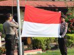 Pengibaran-bendera-merah-putih-oleh-anggota-Polres-Kepahiang-pada-upacara-sumpah-pemuda.jpg