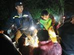 Proses-evakuasi-korban-tertimpa-pohon.jpg