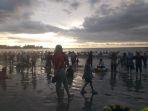 Ribuan-pengunjung-memenuhi-Pantai-Jakat-di-Kota-Bengkulu-Kamis-1142024.jpg