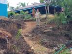 Miris! Jalan Menuju SDN 70 Cawang Seluma Harus Numpang Lewat Pekarangan Warga