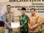 Seluma-Terima-penghargaan-bpjs.jpg