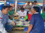 Sultan-B-Najamuddin-saat-Ngobrol-Bersama-Warga-di-Pasar-Tradisional-Mukomuko.jpg