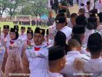 Tangis-Haru-Petugas-Paskibraka-Berhasil-Kibarkan-Bendera-Merah-Putih-Meski-Becek-Diguyur-Hujan.jpg