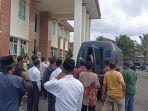 Terdakwa-SA-diantara-ke-Mobil-Tahanan.jpg