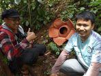 Tim-Tribunbengkulu-saat-melihat-bunga-rafflesia-mekar-sempurna.jpg