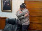 Video-Kadiv-Propam-Polri-Irjen-Pol-Ferdy-Sambo-memeluk-Kapolda-Metro-Jaya-Irjen-Pol-Fadil-Imran.jpg